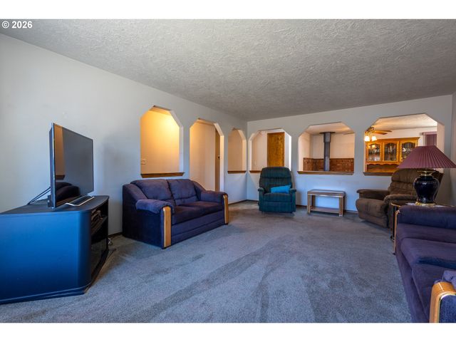 17036 Se SALMON St, Portland, OR 97233