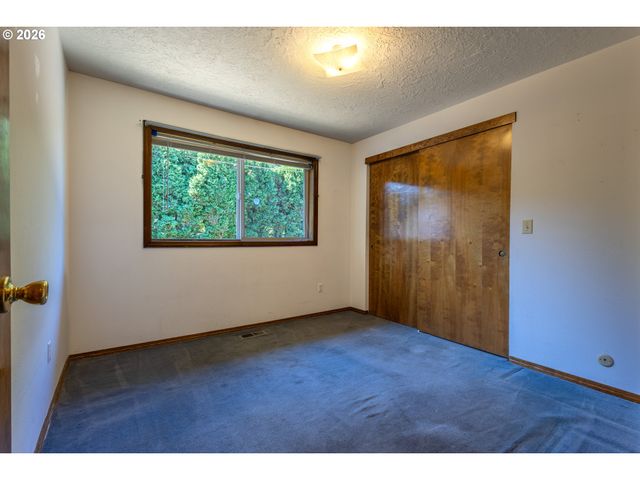 17036 Se SALMON St, Portland, OR 97233