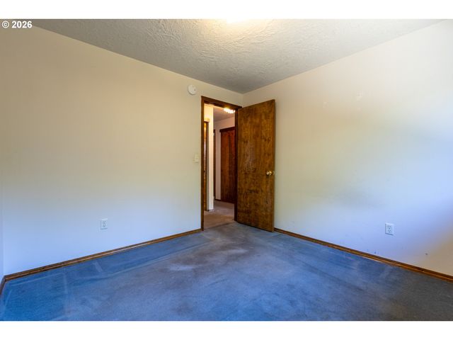 17036 Se SALMON St, Portland, OR 97233