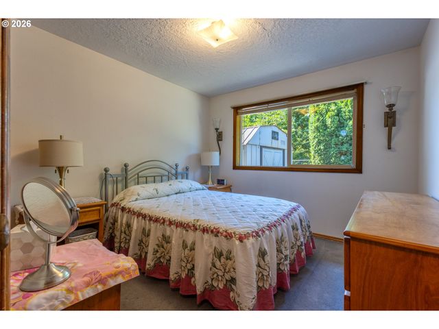 17036 Se SALMON St, Portland, OR 97233