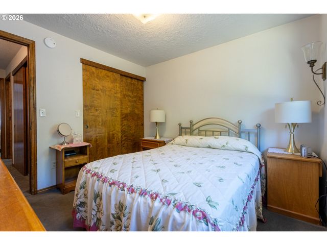 17036 Se SALMON St, Portland, OR 97233