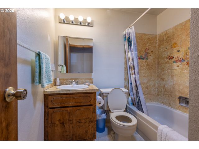 17036 Se SALMON St, Portland, OR 97233