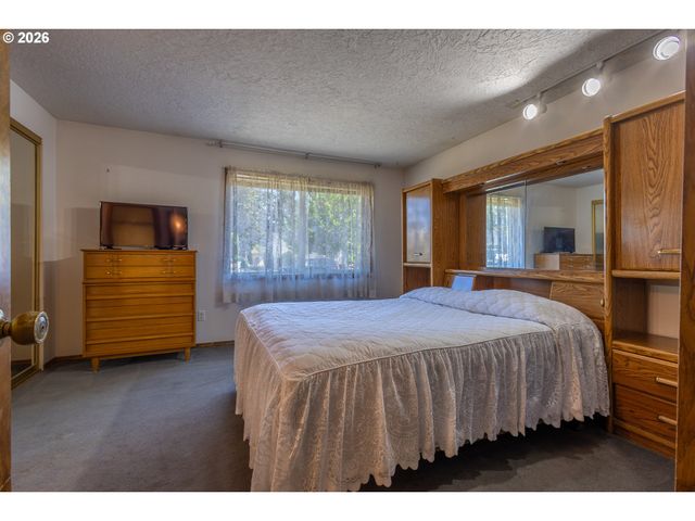 17036 Se SALMON St, Portland, OR 97233