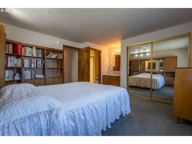 17036 Se SALMON St, Portland, OR 97233