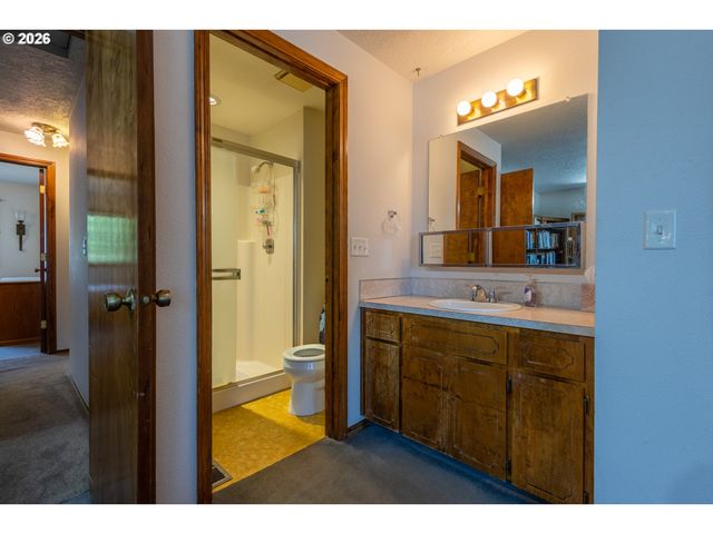 17036 Se SALMON St, Portland, OR 97233
