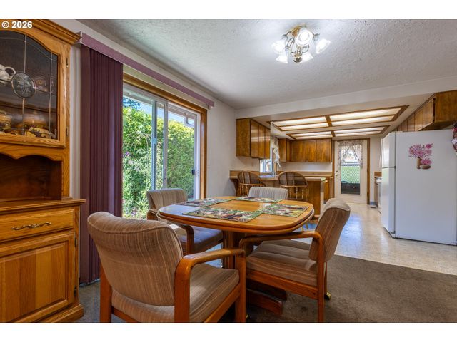 17036 Se SALMON St, Portland, OR 97233