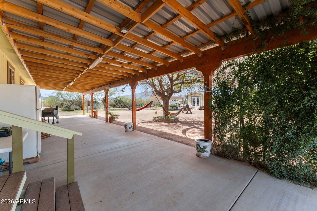 Image 10 of property listing at 47602 N EAGLE EYE Road, Aguila, AZ 85320