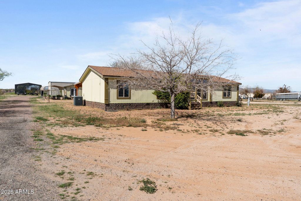 Image 11 of property listing at 47602 N EAGLE EYE Road, Aguila, AZ 85320