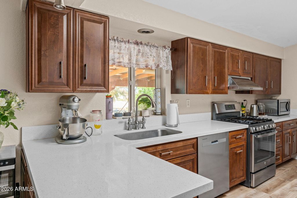 Image 14 of property listing at 47602 N EAGLE EYE Road, Aguila, AZ 85320