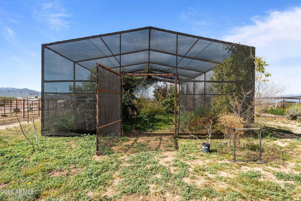 Image 4 of property listing at 47602 N EAGLE EYE Road, Aguila, AZ 85320