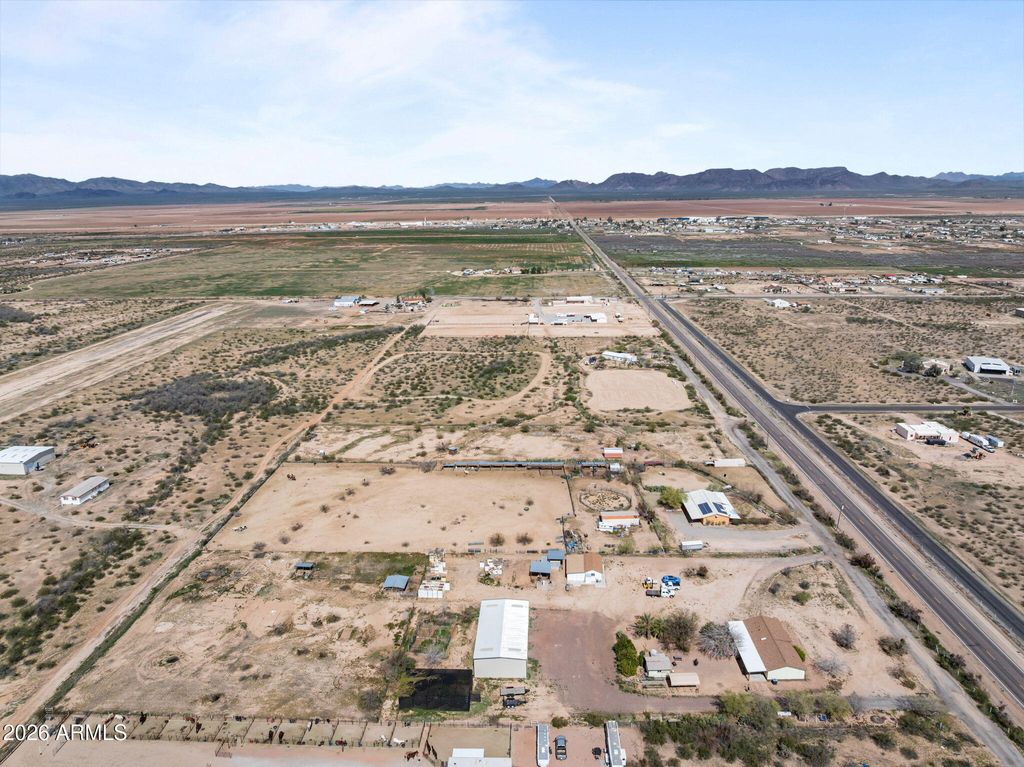 Image 5 of property listing at 47602 N EAGLE EYE Road, Aguila, AZ 85320