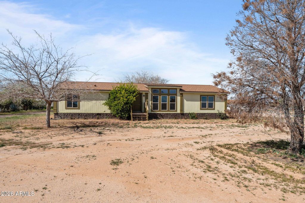 Image 7 of property listing at 47602 N EAGLE EYE Road, Aguila, AZ 85320