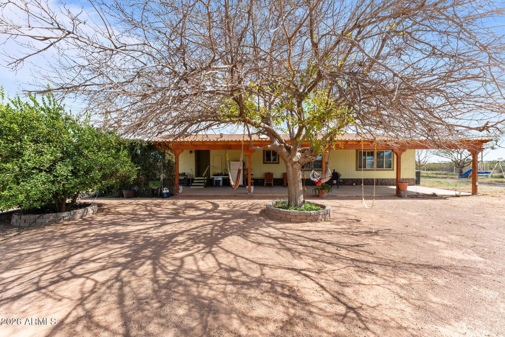 Image 8 of property listing at 47602 N EAGLE EYE Road, Aguila, AZ 85320