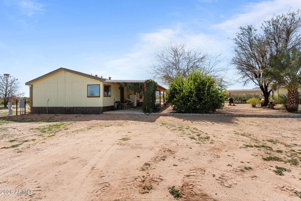 Image 9 of property listing at 47602 N EAGLE EYE Road, Aguila, AZ 85320