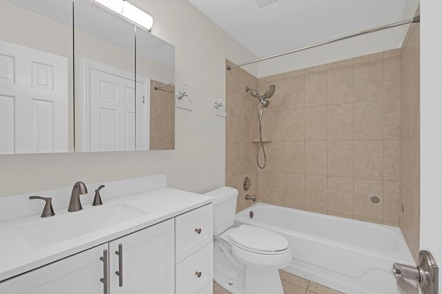608 Inverrary Lane 608, Deerfield, IL 60015