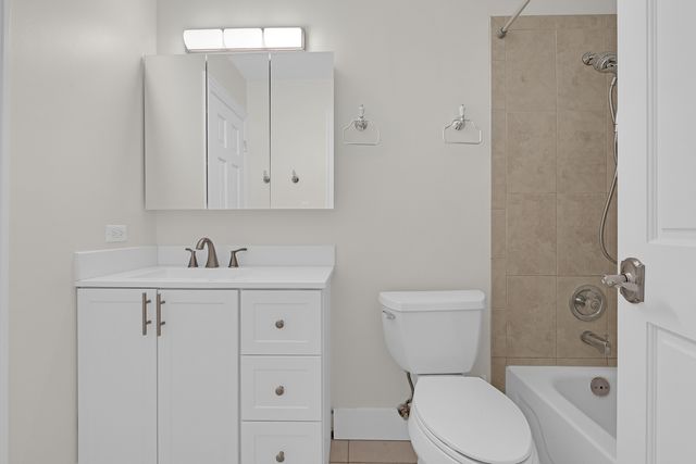 608 Inverrary Lane 608, Deerfield, IL 60015