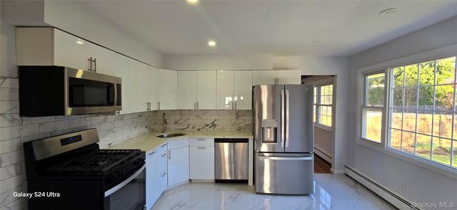 37 E 14th Street B, South Huntington, NY 11746