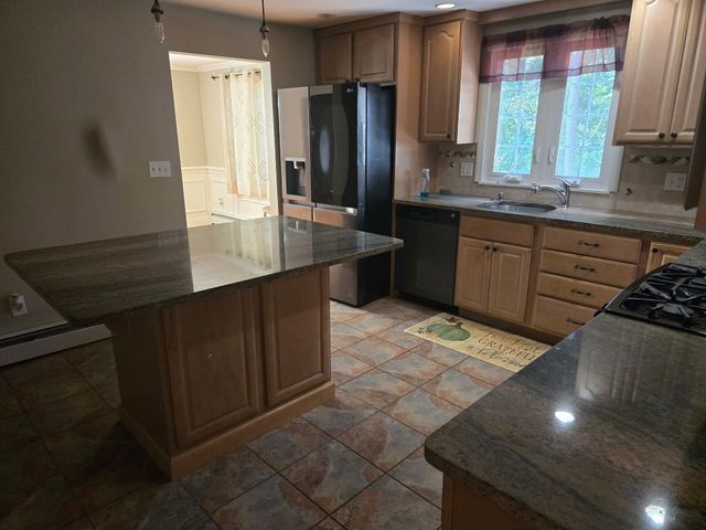 23 Kings Row Ln, Framingham, MA 01701