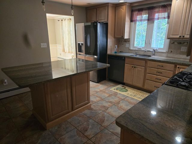 23 Kings Row Ln, Framingham, MA 01701