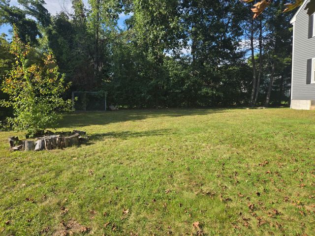 23 Kings Row Ln, Framingham, MA 01701