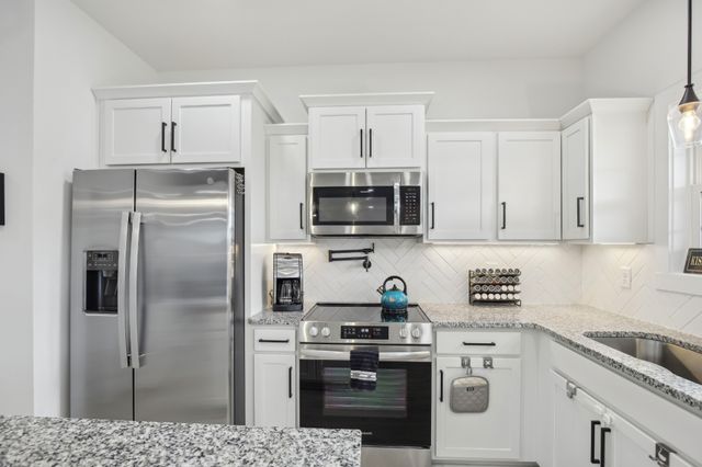 1680 Heritage Dr, Clarksville, TN 37043