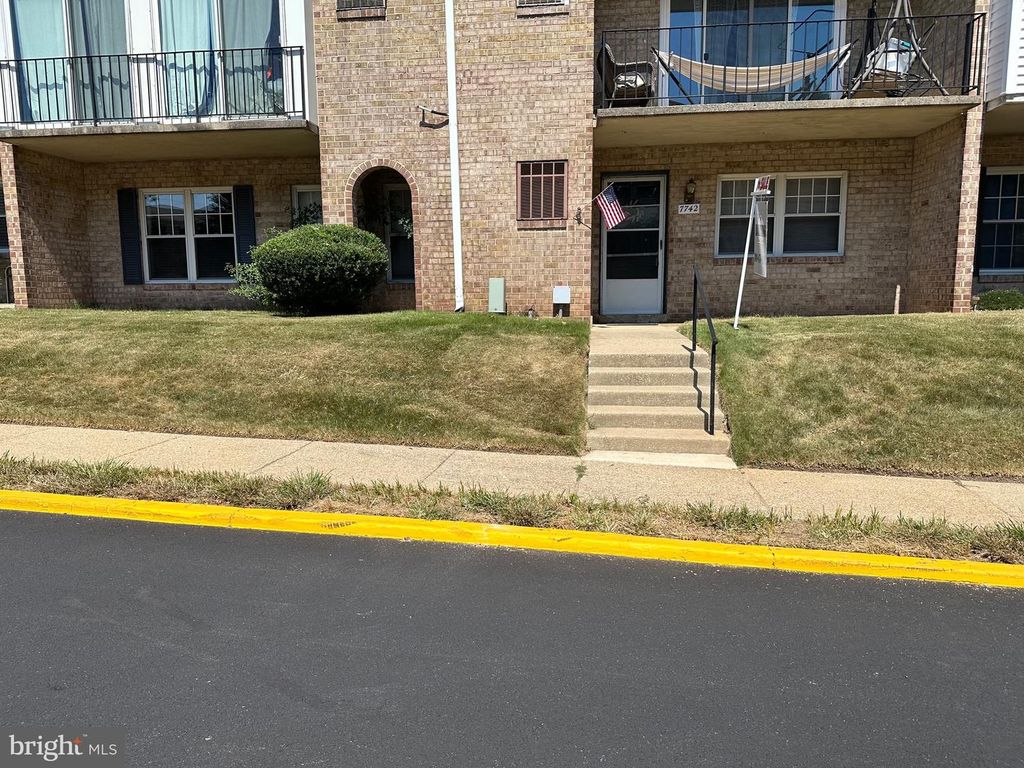 7742 LAKECREST DR #7742, Greenbelt, MD 20770