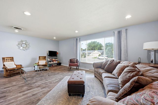 110 Encino Dr, Pueblo, CO 81005