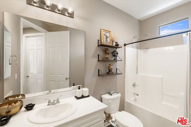 14860 Nordhoff Street, Panorama City (los Angeles), CA 91402