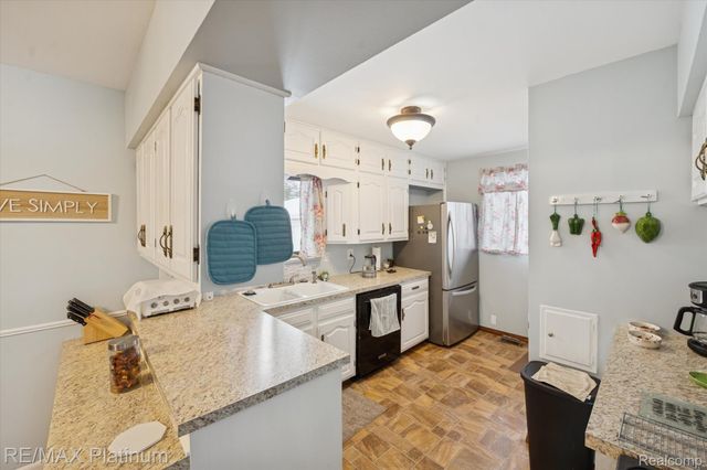 707 Briarwood Lane, Fenton, MI 48430