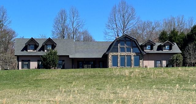 62 Stable Gate Drive, Blairsville, GA 30512