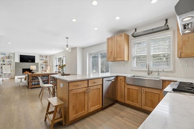 7553 Ridgewood Lane, Burr Ridge, IL 60527