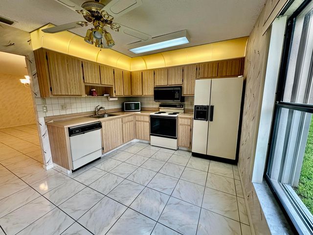 5483 VIBURNUM Circle, Delray Beach, FL 33484