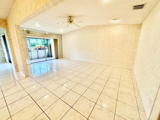 5483 VIBURNUM Circle, Delray Beach, FL 33484