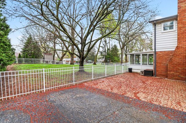 2028 E Hammond Lake Drive, Bloomfield Hills, MI 48302