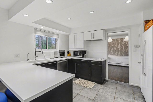 2028 E Hammond Lake Drive, Bloomfield Hills, MI 48302
