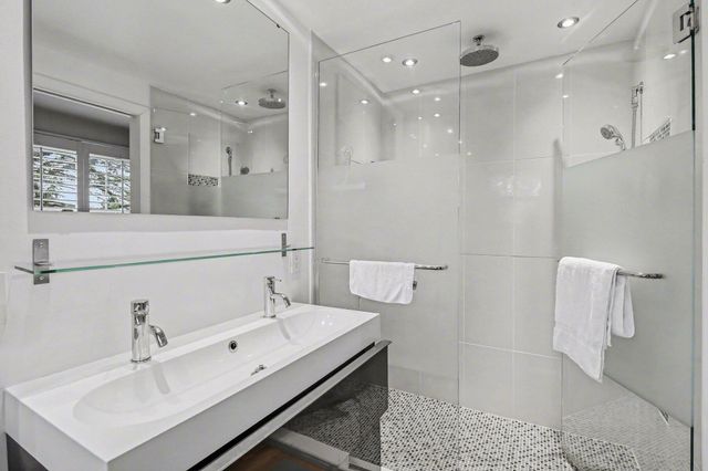 2028 E Hammond Lake Drive, Bloomfield Hills, MI 48302