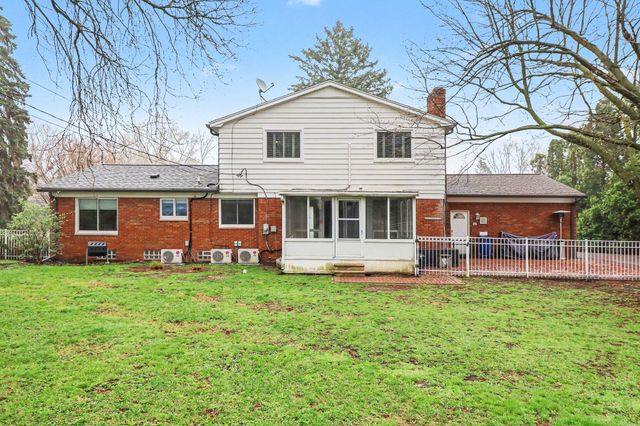 2028 E Hammond Lake Drive, Bloomfield Hills, MI 48302