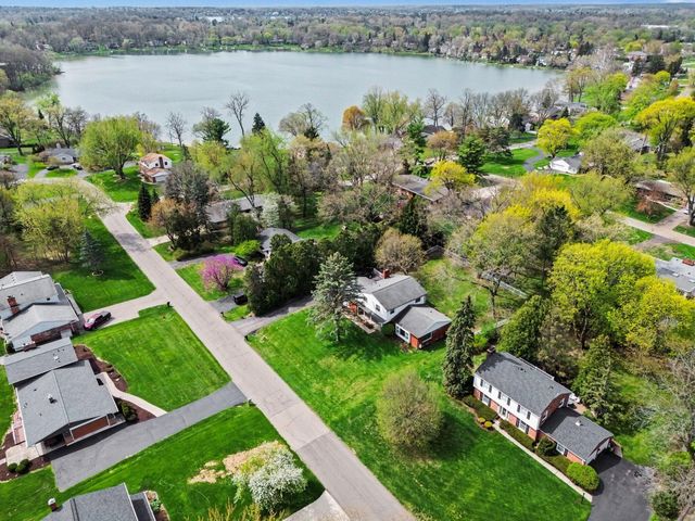 2028 E Hammond Lake Drive, Bloomfield Hills, MI 48302