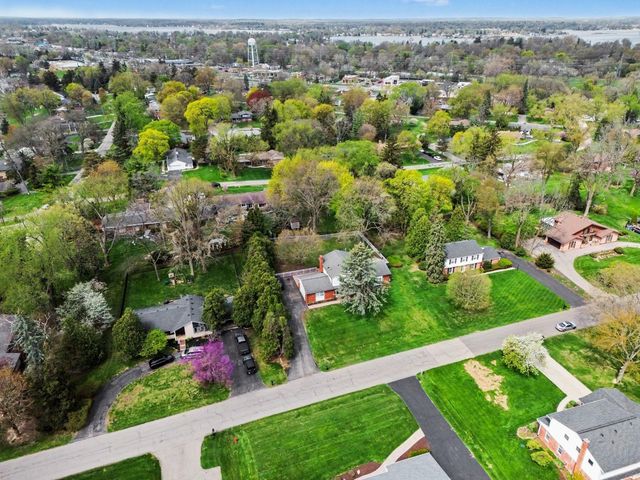 2028 E Hammond Lake Drive, Bloomfield Hills, MI 48302