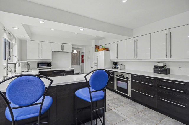 2028 E Hammond Lake Drive, Bloomfield Hills, MI 48302