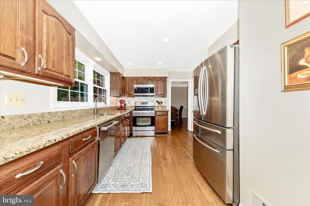 Image 11 of property listing at 20516 HIGHLAND HALL DR, Gaithersburg, MD 20886