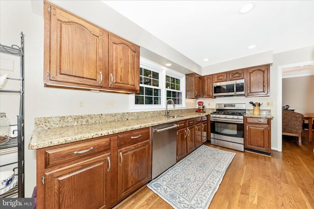 Image 12 of property listing at 20516 HIGHLAND HALL DR, Gaithersburg, MD 20886