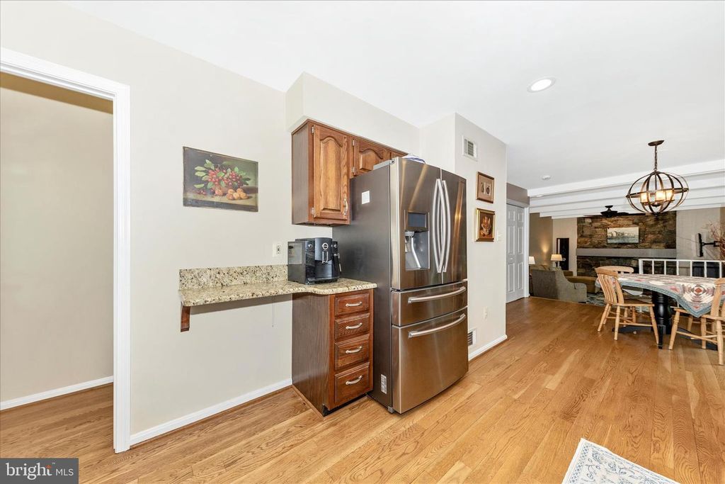 Image 13 of property listing at 20516 HIGHLAND HALL DR, Gaithersburg, MD 20886