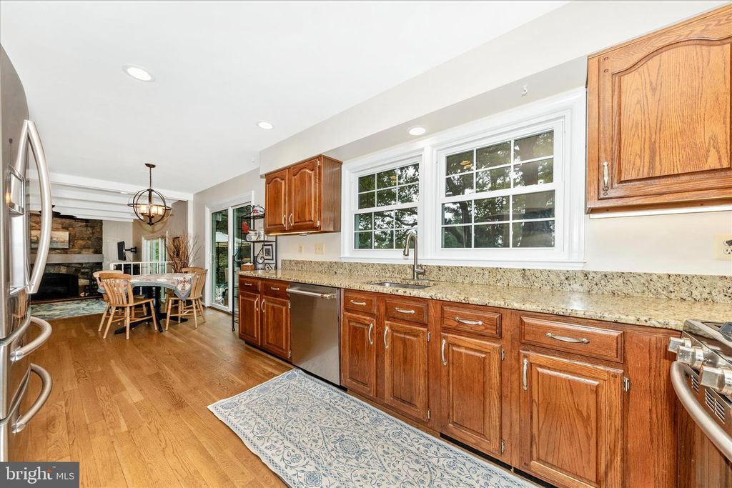 Image 14 of property listing at 20516 HIGHLAND HALL DR, Gaithersburg, MD 20886