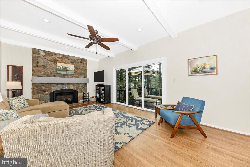 Image 16 of property listing at 20516 HIGHLAND HALL DR, Gaithersburg, MD 20886