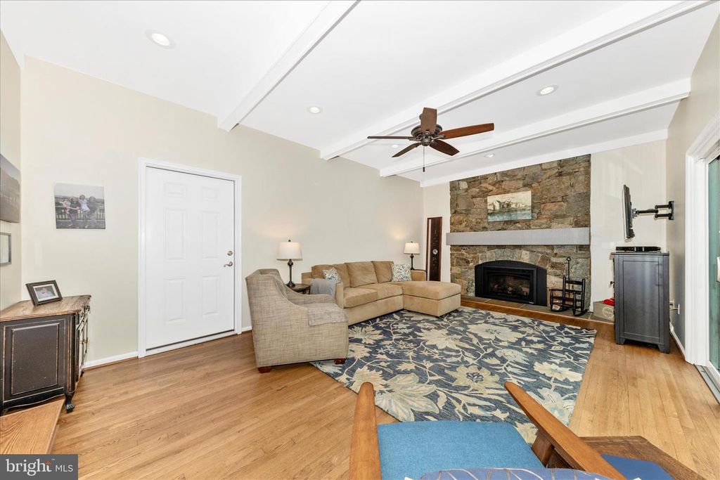Image 17 of property listing at 20516 HIGHLAND HALL DR, Gaithersburg, MD 20886