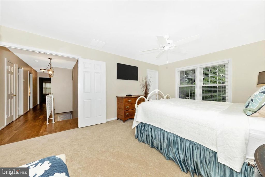 Image 23 of property listing at 20516 HIGHLAND HALL DR, Gaithersburg, MD 20886