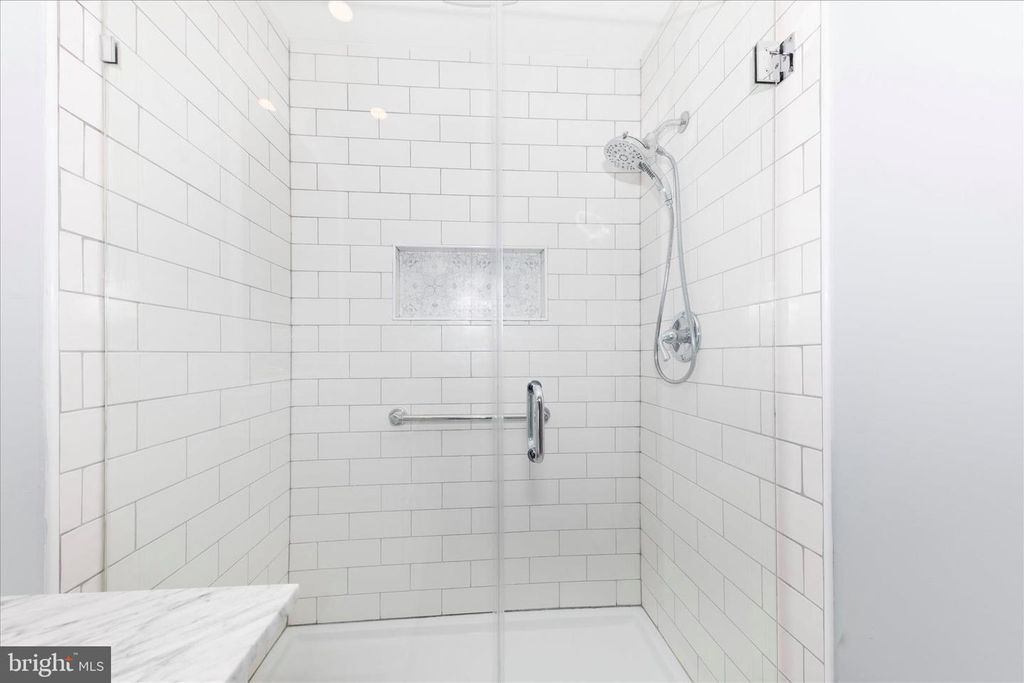 Image 26 of property listing at 20516 HIGHLAND HALL DR, Gaithersburg, MD 20886