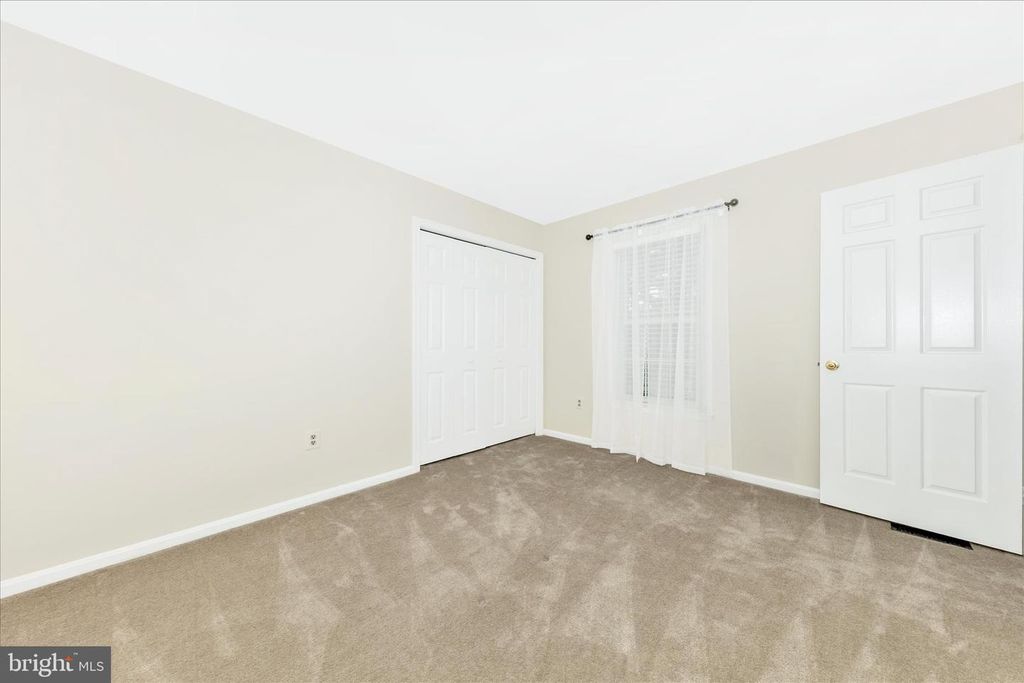 Image 27 of property listing at 20516 HIGHLAND HALL DR, Gaithersburg, MD 20886