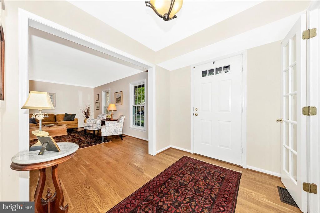 Image 3 of property listing at 20516 HIGHLAND HALL DR, Gaithersburg, MD 20886